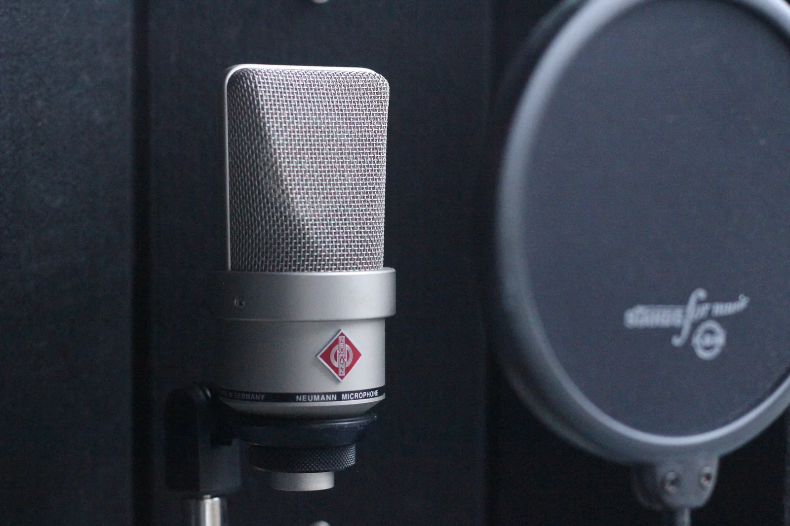 Neumann-mikrofon med popfilter i Fredrikstad Studio