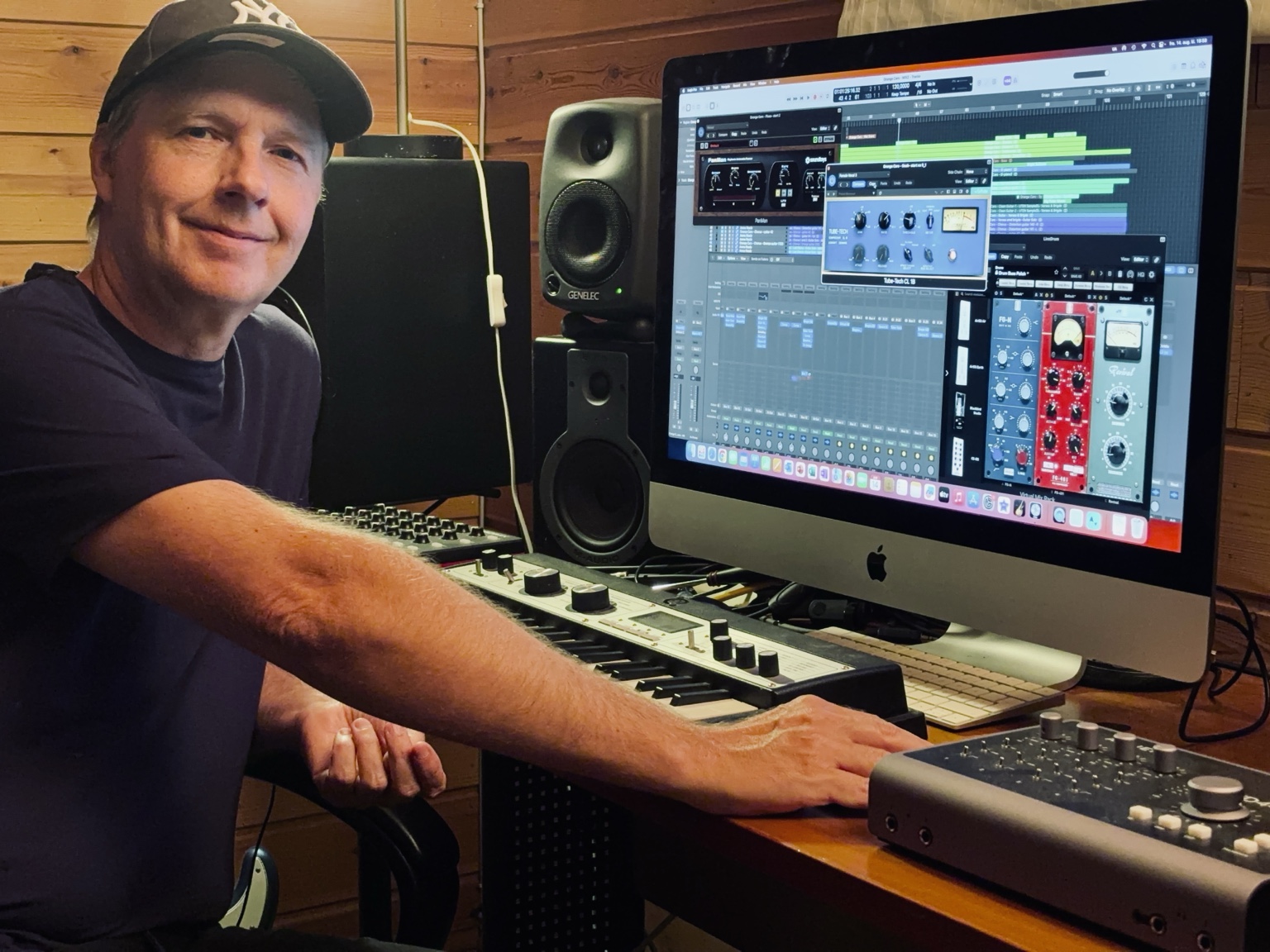 Marius Sørlie Eriksen ved arbeidsplassen i Fredrikstad Studio