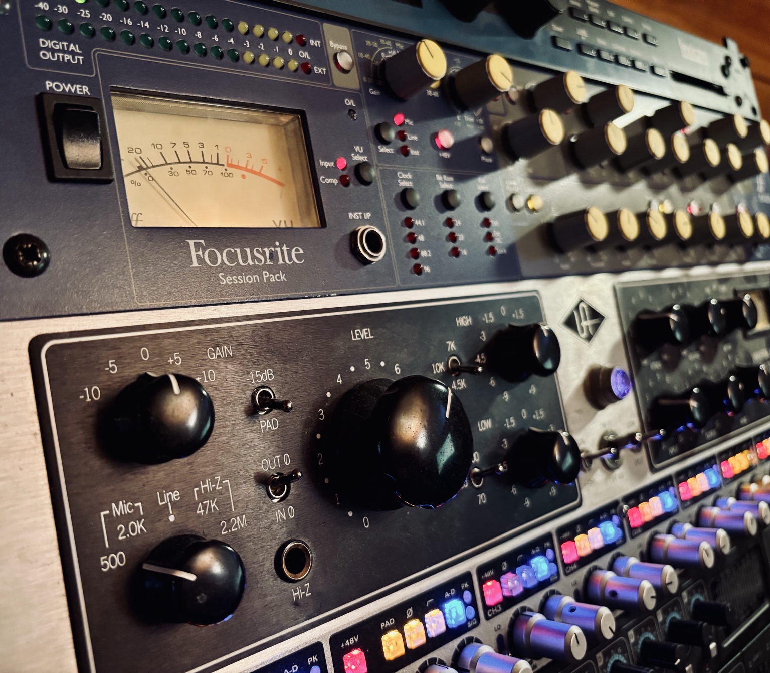 Outboard-rack med Focusrite og annet studioutstyr i Fredrikstad Studio