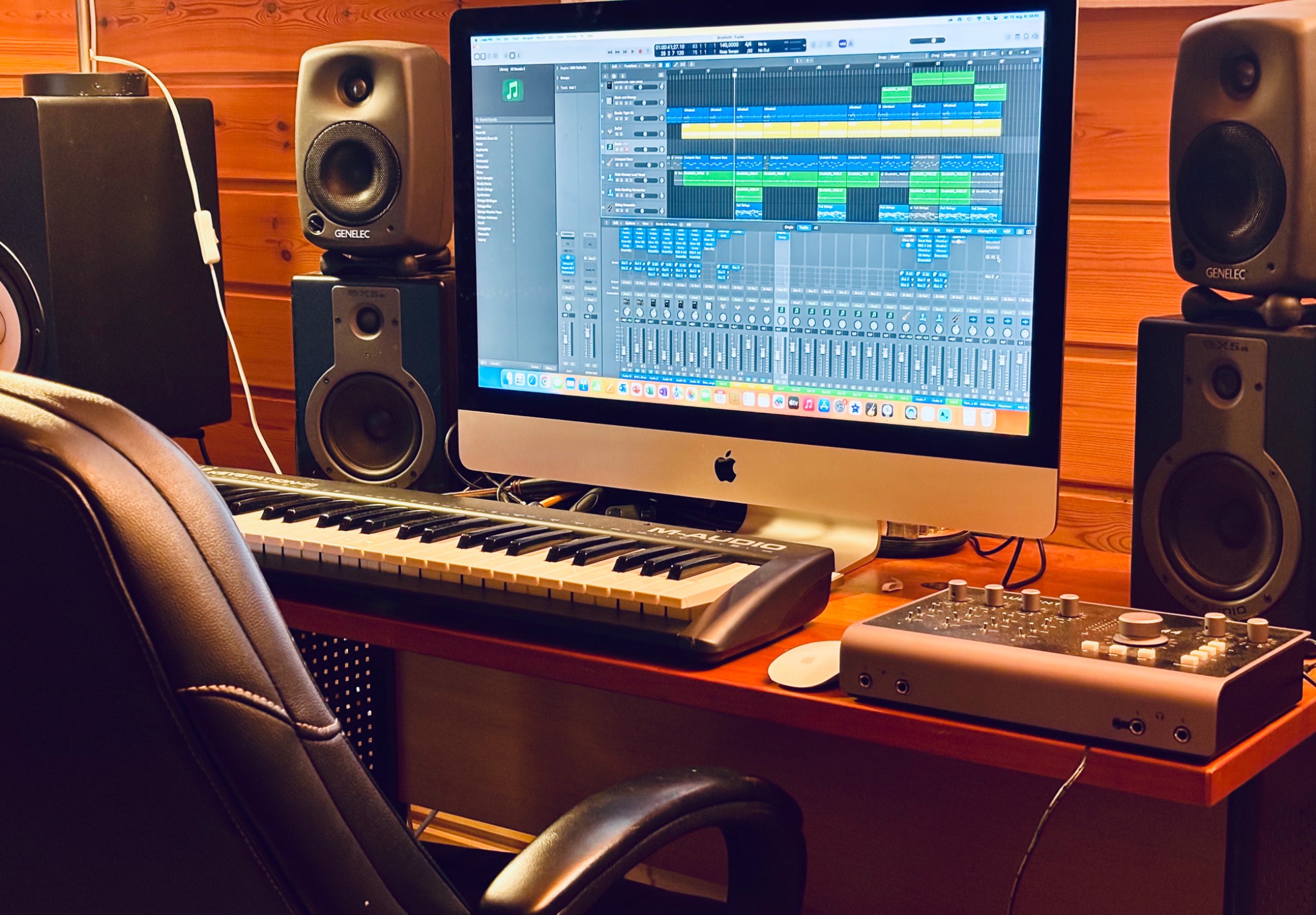 Arbeidsplass med iMac, monitorer og keyboard i Fredrikstad Studio